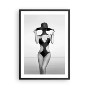 Poster in einem schwarzem Rahmen - Schwarz-Weiß-Fotografie einer Frau mit Hut und Badeanzug - 50x70cm - Mein Name ist: Eleganz - Moderne Wanddekoration für Wohnzimmer und Schlafzimmer ARTTOR