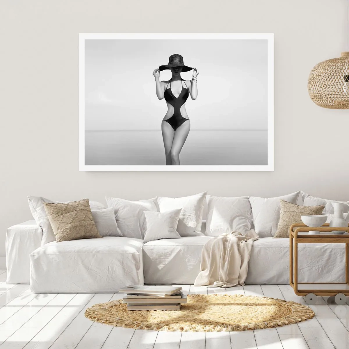 Poster - Schwarz-weiße Silhouette einer Frau mit Hut vor dem Meereshintergrund - 100x70cm - Mein Name ist: Eleganz - Moderne Wanddekoration für Wohnzimmer und Schlafzimmer ARTTOR