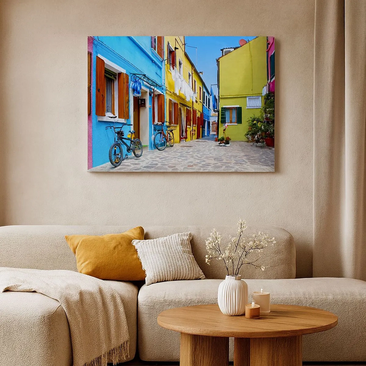 Bild auf Leinwand - Leinwandbild - Eine farbenfrohe Straße mit Fahrrädern zwischen pastellfarbenen Gebäuden - 70x50cm - Pastell, süße Gasse - Moderne Wanddekoration für Wohnzimmer und Schlafzimmer ARTTOR