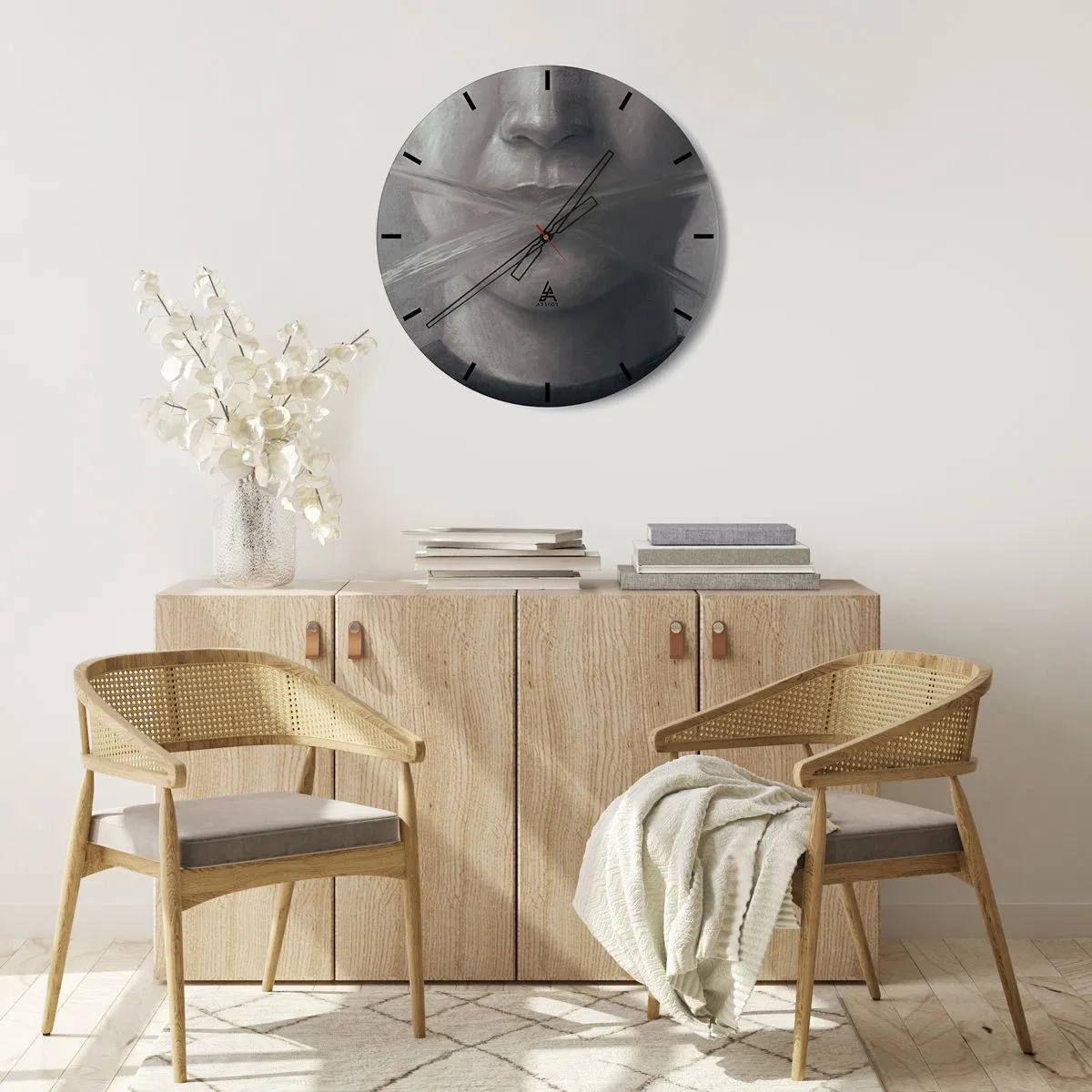 Wanduhr - Glasuhr - Schwarz-Weiß-Porträt mit einem mit einem Pinselkreuz bedeckten Mund - 30x30cm - Ohne ein Wort - Moderne Wanddekoration für Wohnzimmer, Küche und Schlafzimmer ARTTOR