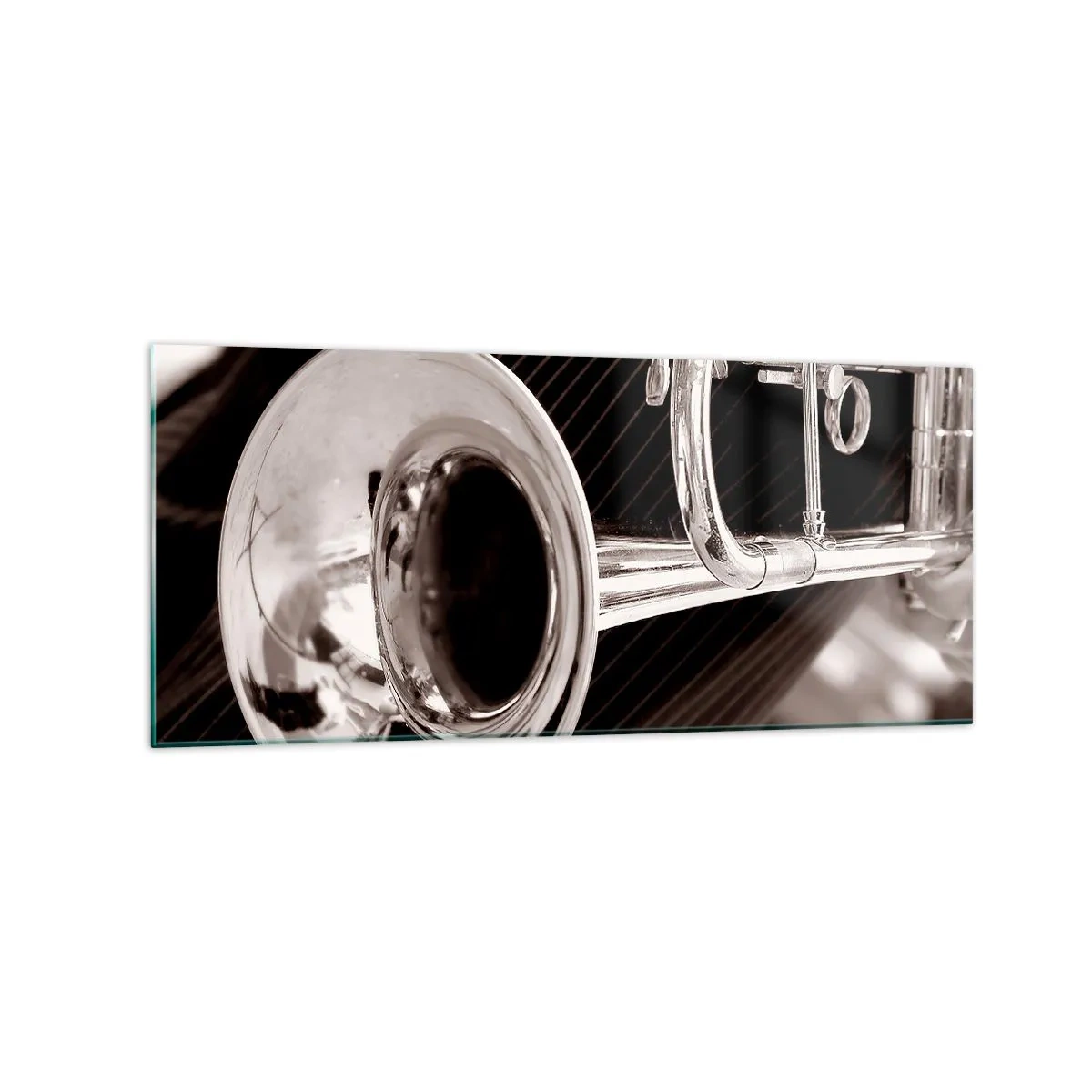 Glasbild - Bild auf glas - Eine Nahaufnahme einer silbernen Trompete vor einem eleganten Stoffhintergrund. - 120x50cm - Eine musikalische Reise in die 1930er Jahre - Moderne Wanddekoration für Wohnzimmer und Schlafzimmer ARTTOR