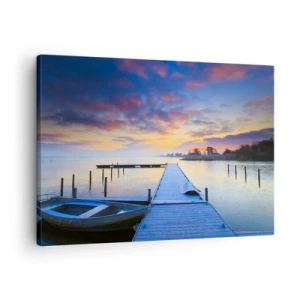 Bild auf Leinwand - Leinwandbild - Ein Seesteg bei Sonnenuntergang mit einem Boot am Ufer - 70x50cm - Violett-goldene Ruhe - Moderne Wanddekoration für Wohnzimmer und Schlafzimmer ARTTOR