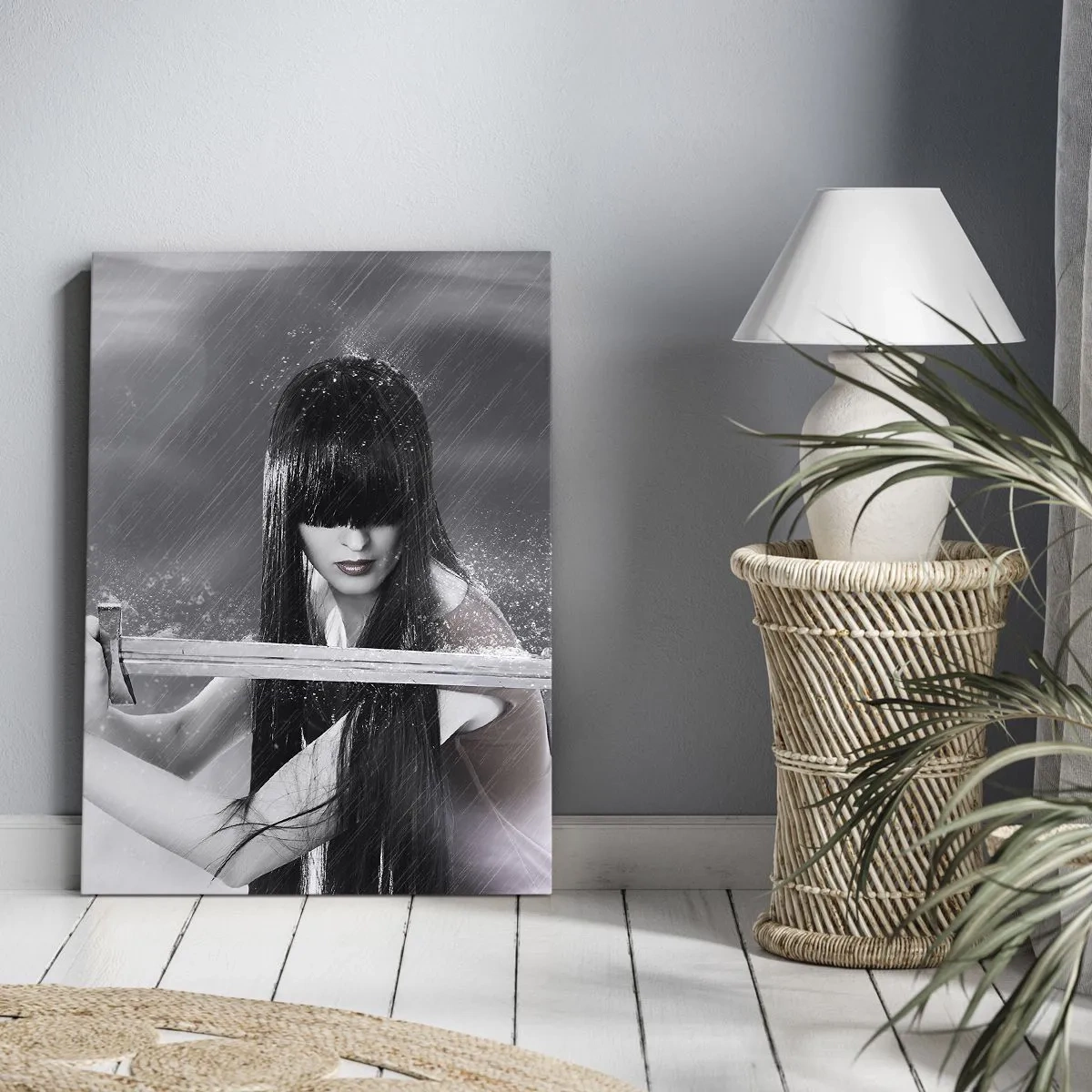 Bild auf Leinwand - Leinwandbild - Eine Frau mit einem Schwert im Regen mit einem dynamischen und geheimnisvollen Aussehen - 80x120cm - Schön und gefährlich - Moderne Wanddekoration für Wohnzimmer und Schlafzimmer ARTTOR