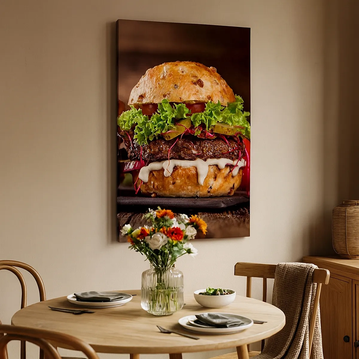 Bild auf Leinwand - Leinwandbild - Appetitliche Burger mit Gemüse und Sauce - 50x70cm - Amerikanischer Traum - Moderne Wanddekoration für Wohnzimmer und Schlafzimmer ARTTOR