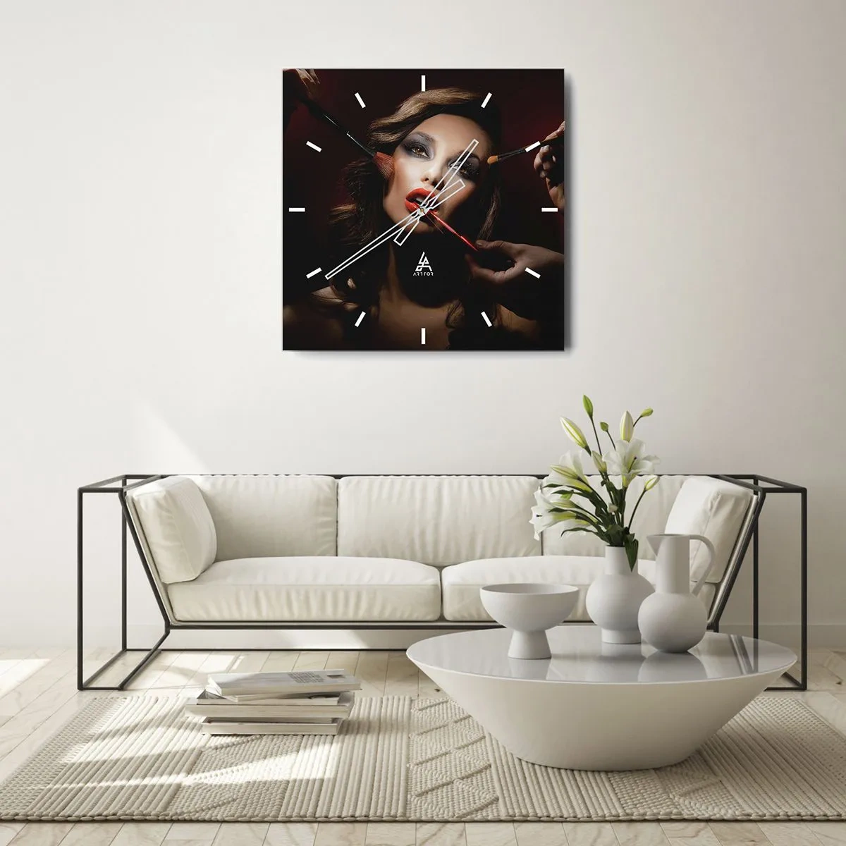 Wanduhr - Glasuhr - Stilvolles Porträt einer Frau beim Schminken vor dunklem Hintergrund - 30x30cm - Verträumt schön - Moderne Wanddekoration für Wohnzimmer und Schlafzimmer ARTTOR