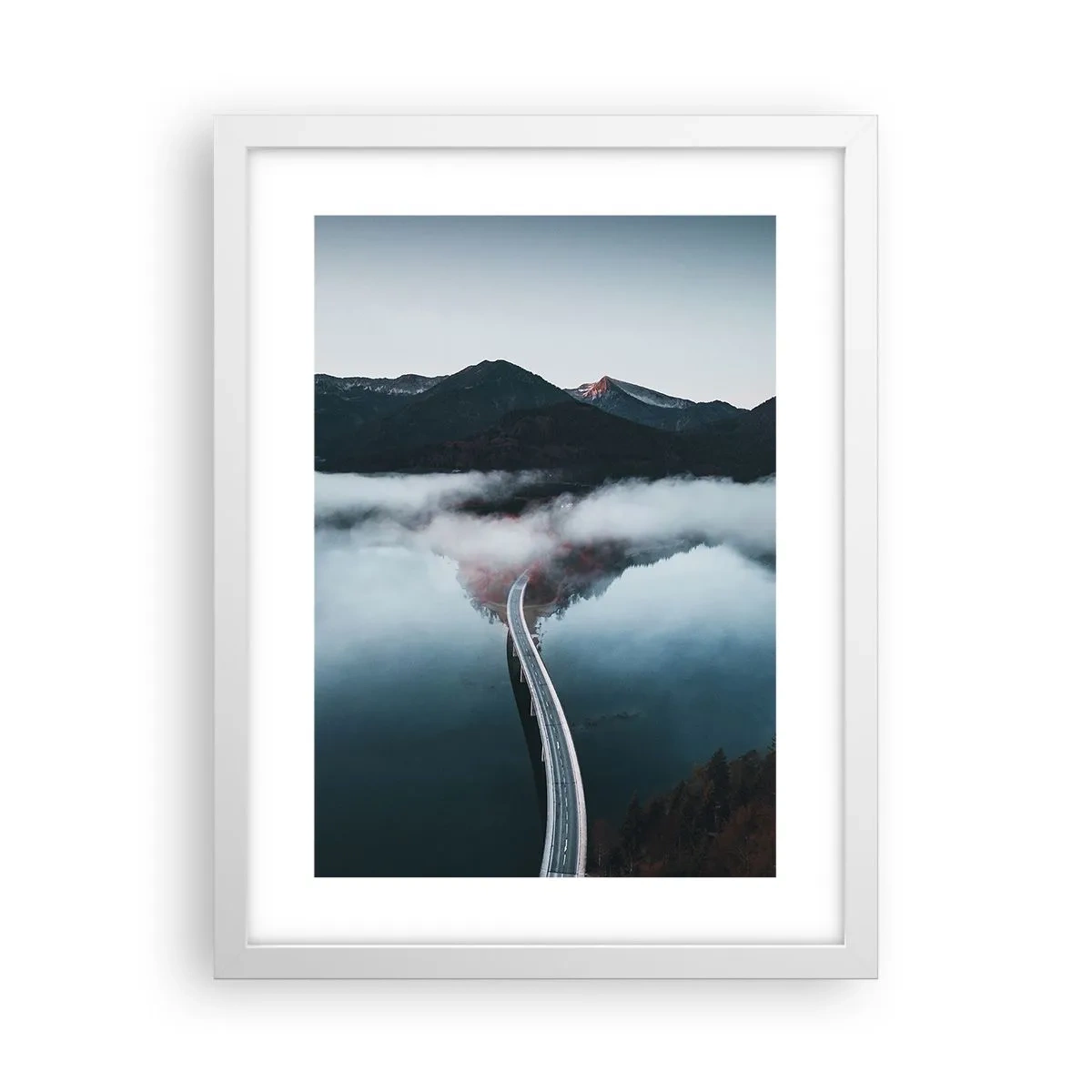 Poster in einem weißen Rahmen - Über Wasser so glatt wie ein Spiegel - 30x40 cm