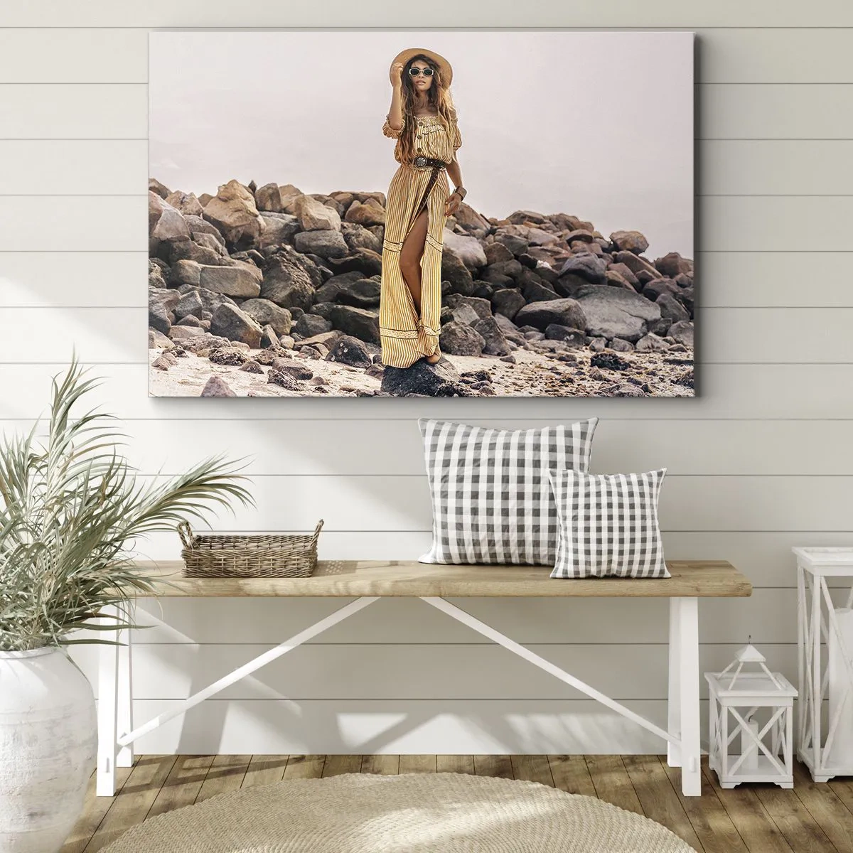 Bild auf Leinwand - Leinwandbild - Eine Frau im Boho-Stil vor einem felsigen Strandhintergrund - 70x50cm - Die Magie der Steine - Moderne Wanddekoration für Wohnzimmer und Schlafzimmer ARTTOR