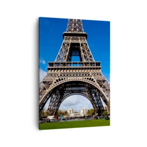 Bild auf Leinwand - Leinwandbild - Der Eiffelturm vor dem Hintergrund eines blauen Himmels und eines grünen Parks - 50x70cm - Ganz Paris zu ihren Füßen - Moderne Wanddekoration für Wohnzimmer und Schlafzimmer ARTTOR