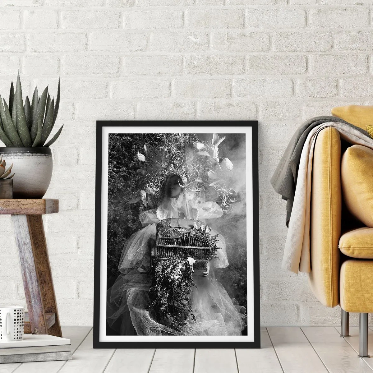 Poster in einem schwarzem Rahmen - Eine Frau in einem Kleid, umgeben von Natur auf einem Schwarzweißfoto - 50x70cm - Mutter selbst - Natur - Moderne Wanddekoration für Wohnzimmer und Schlafzimmer ARTTOR