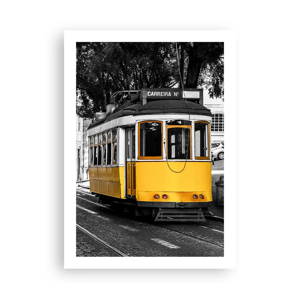 Poster - Eine gelbe Straßenbahn vor einem schwarz-weißen Stadthintergrund - 50x70cm - Und Fado im Hintergrund - Moderne Wanddekoration für Wohnzimmer und Schlafzimmer ARTTOR