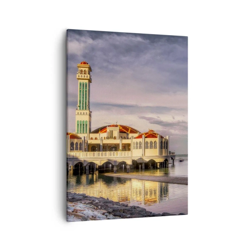 Bild auf Leinwand - Leinwandbild - Ein beeindruckendes Gebäude mit einem Minarett auf dem Wasser, umgeben von einer friedlichen Landschaft - 50x70cm - Tempel der Natur - Moderne Wanddekoration für Wohnzimmer und Schlafzimmer ARTTOR