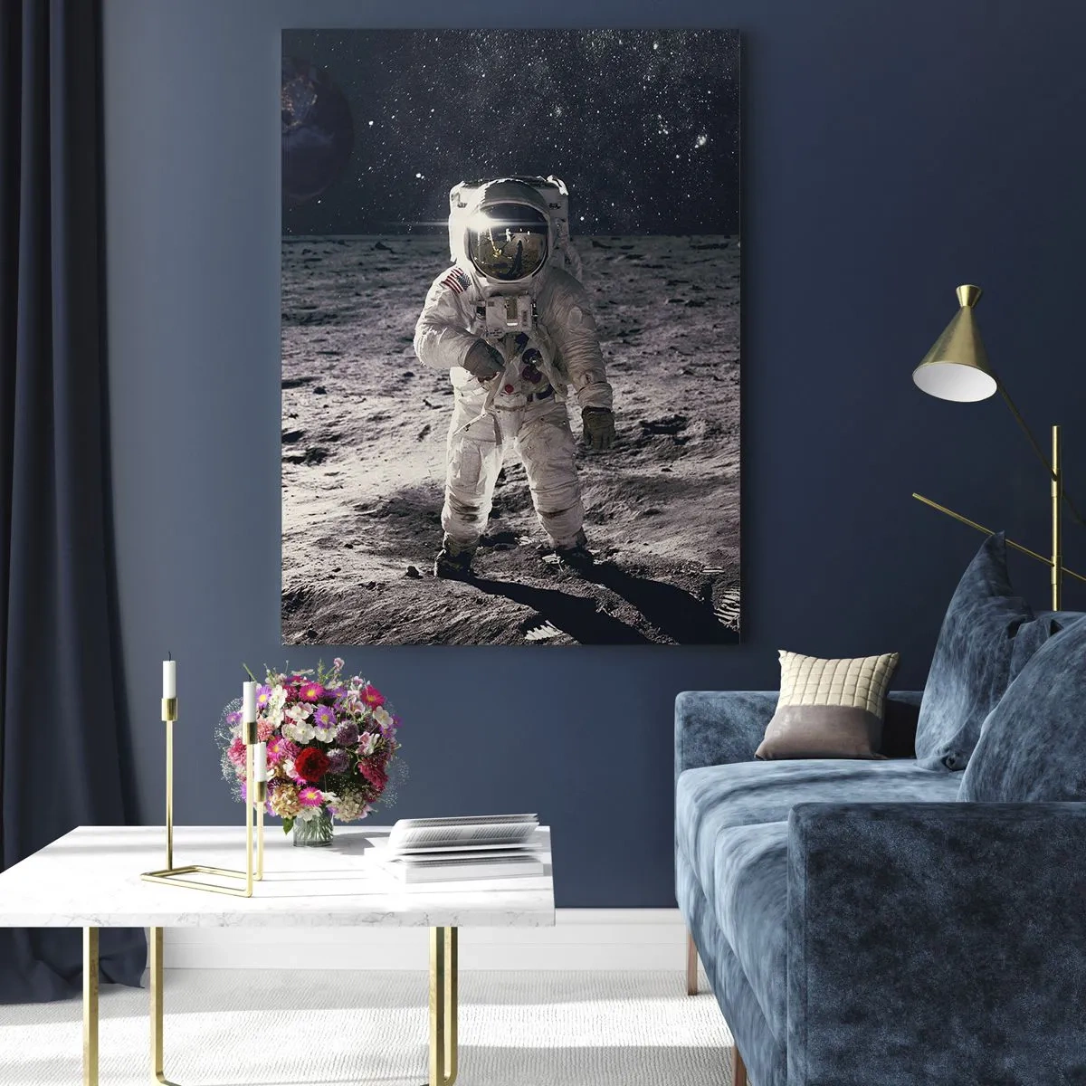 Glasbild - Bild auf glas - Astronaut auf der Mondoberfläche mit der Erde im Hintergrund - 50x70cm - Grüße vom Mond - Moderne Wanddekoration für Wohnzimmer und Schlafzimmer ARTTOR