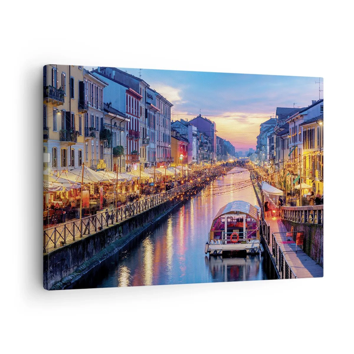 Bild auf Leinwand - Leinwandbild - Ein Kanal mit Beleuchtung, umgeben von farbenfrohen Gebäuden - 70x50cm - Ein Abend voller Licht und Spaß - Moderne Wanddekoration für Wohnzimmer und Schlafzimmer ARTTOR