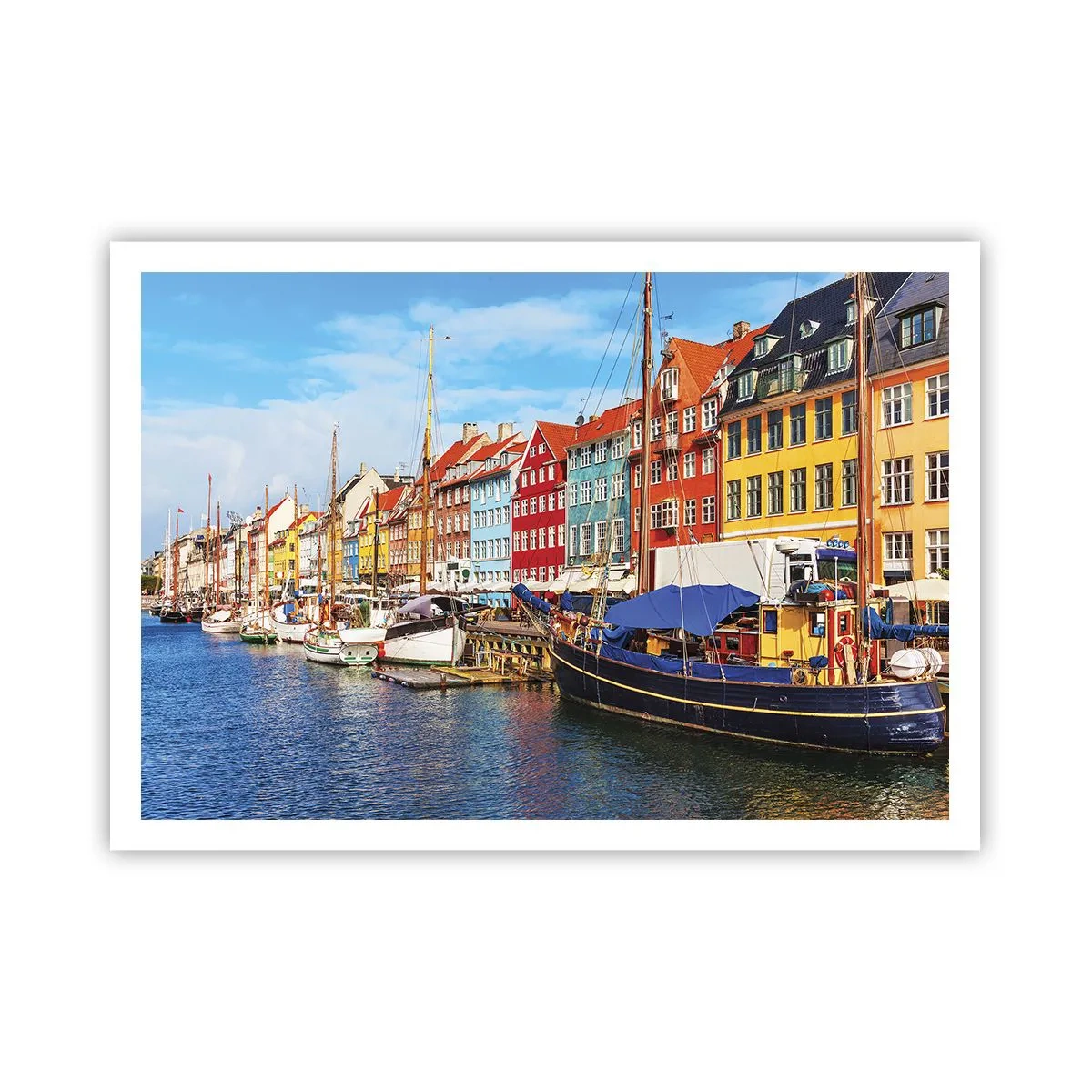 Poster - Bunte Häuser am Kanal mit Booten in der Sonne - 100x70cm - Fröhlicher Kai - Moderne Wanddekoration für Wohnzimmer und Schlafzimmer ARTTOR