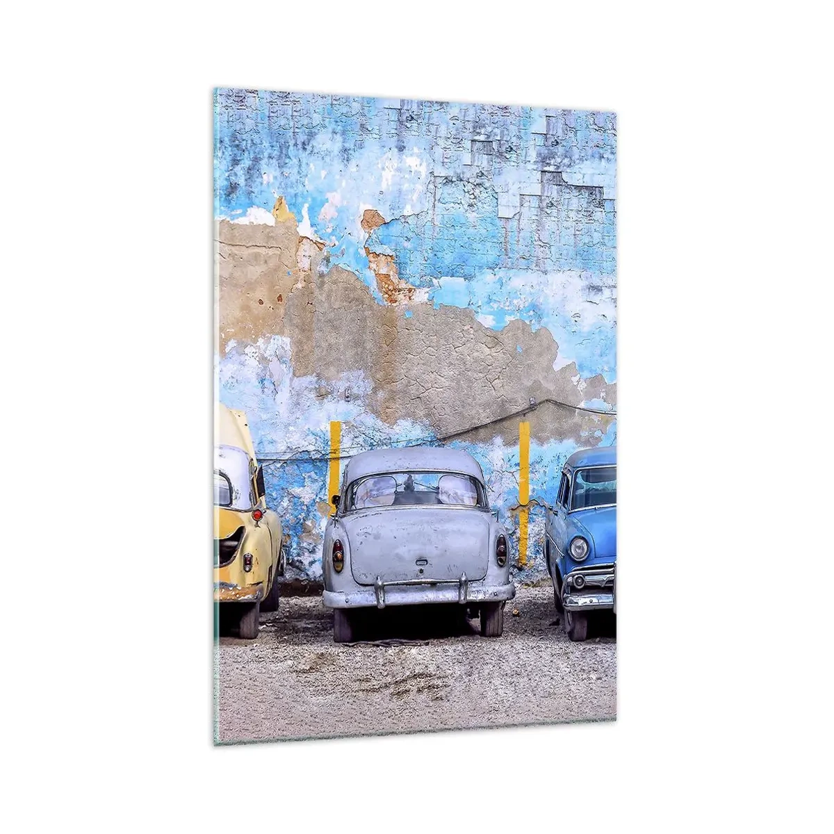 Glasbild - Bild auf glas - Alte Autos vor dem Hintergrund einer zerstörten Mauer - 80x120cm - Treffen der Veteranen - Moderne Wanddekoration für Wohnzimmer und Schlafzimmer ARTTOR