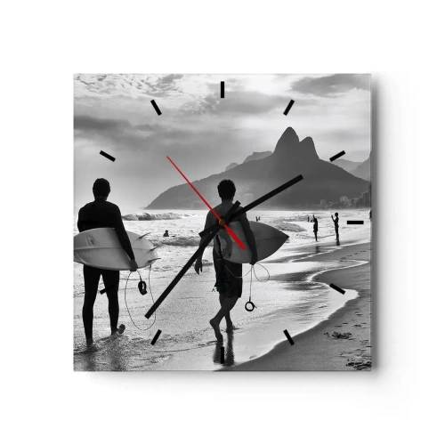 Wanduhr - Glasuhr - Zwei Surfer laufen mit ihren schwarz-weißen Brettern am Strand entlang. - 30x30cm - Single-Wave-Samba - Moderne Wanddekoration für Wohnzimmer und Schlafzimmer ARTTOR
