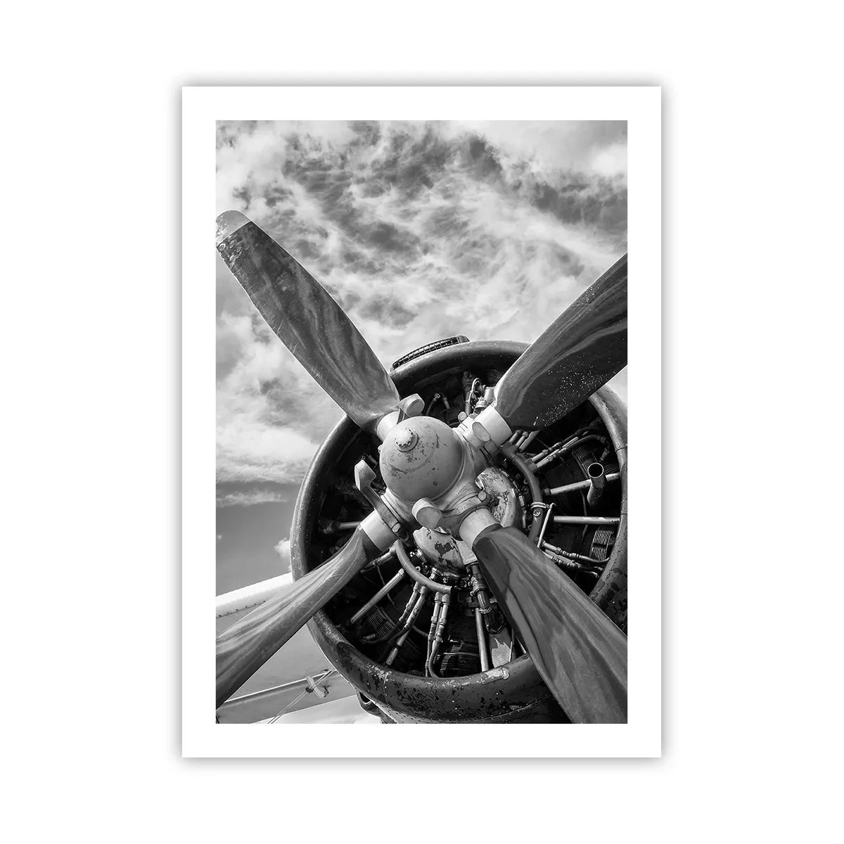 Poster - Ein Schwarzweißfoto eines Flugzeugpropellers vor dem Himmel. - 50x70cm - Eroberer der Lüfte - Moderne Wanddekoration für Wohnzimmer und Schlafzimmer ARTTOR
