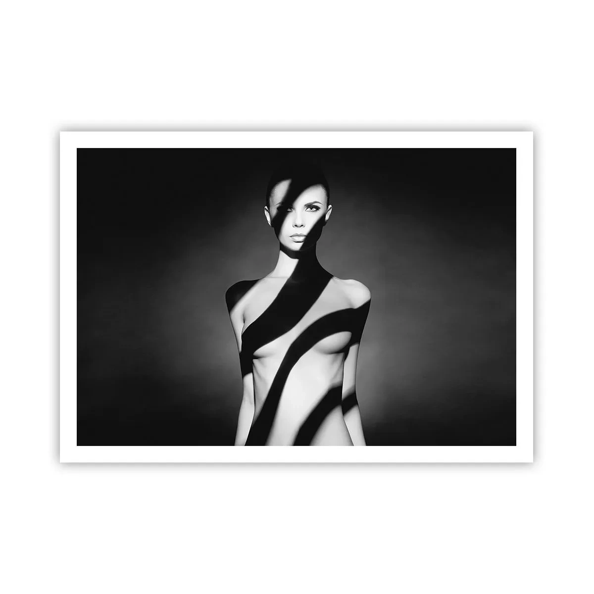 Poster - Schwarz-Weiß-Porträt einer Frau in Licht und Schatten - 100x70cm - In Glanz und Schatten - Moderne Wanddekoration für Wohnzimmer und Schlafzimmer ARTTOR