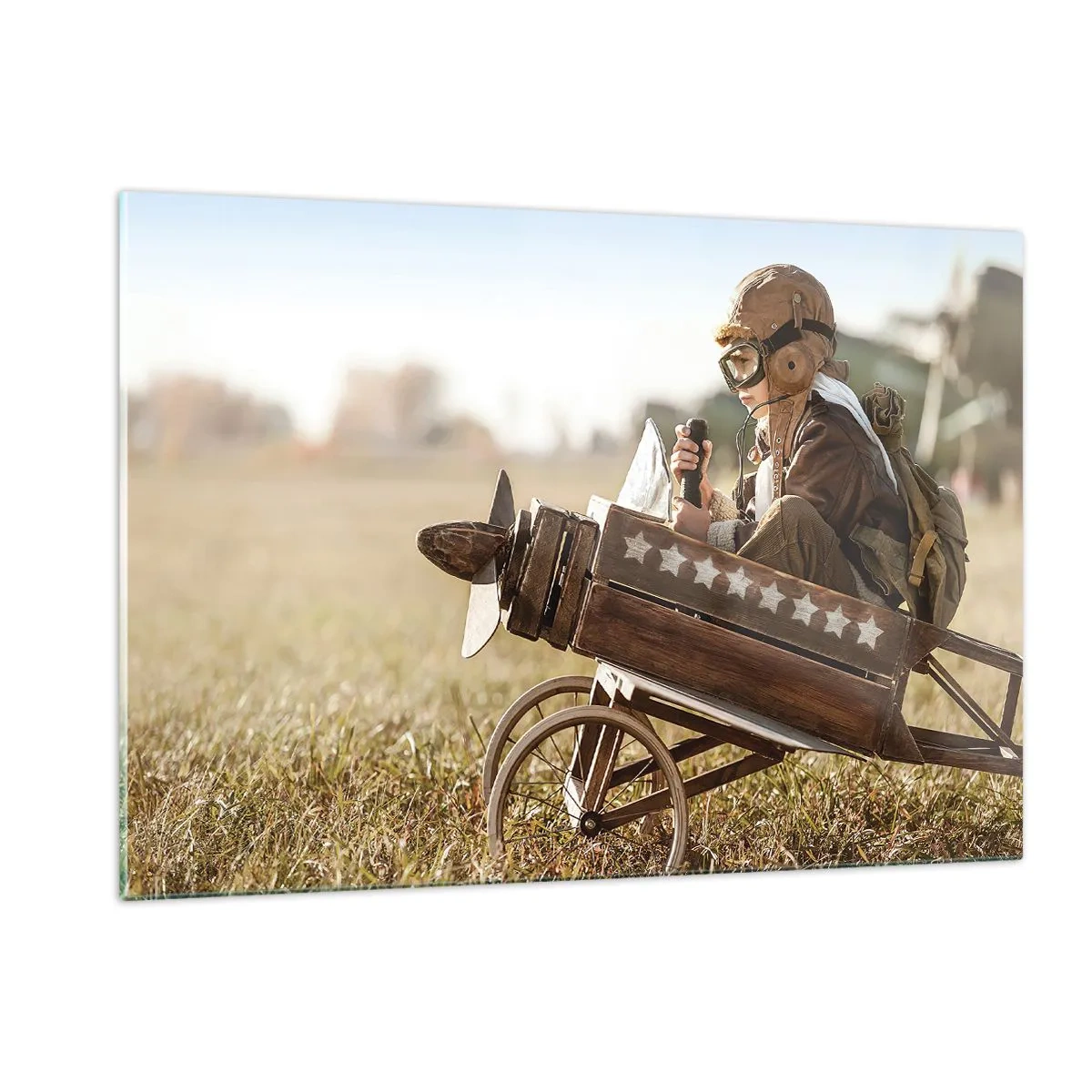 Glasbild - Bild auf glas - Ein Kind in einem Holzflugzeug, das in Fliegerkleidung vorgibt, ein Pilot zu sein. - 120x80cm - Start in Richtung eines Traums - Moderne Wanddekoration für Wohnzimmer und Schlafzimmer ARTTOR