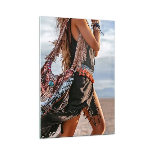 Glasbild - Bild auf glas - Eine Frau im Boho-Stil mit Feder- und Schmuckdetails - 70x100cm - Das Mädchen des Schamanen - Moderne Wanddekoration für Wohnzimmer und Schlafzimmer ARTTOR