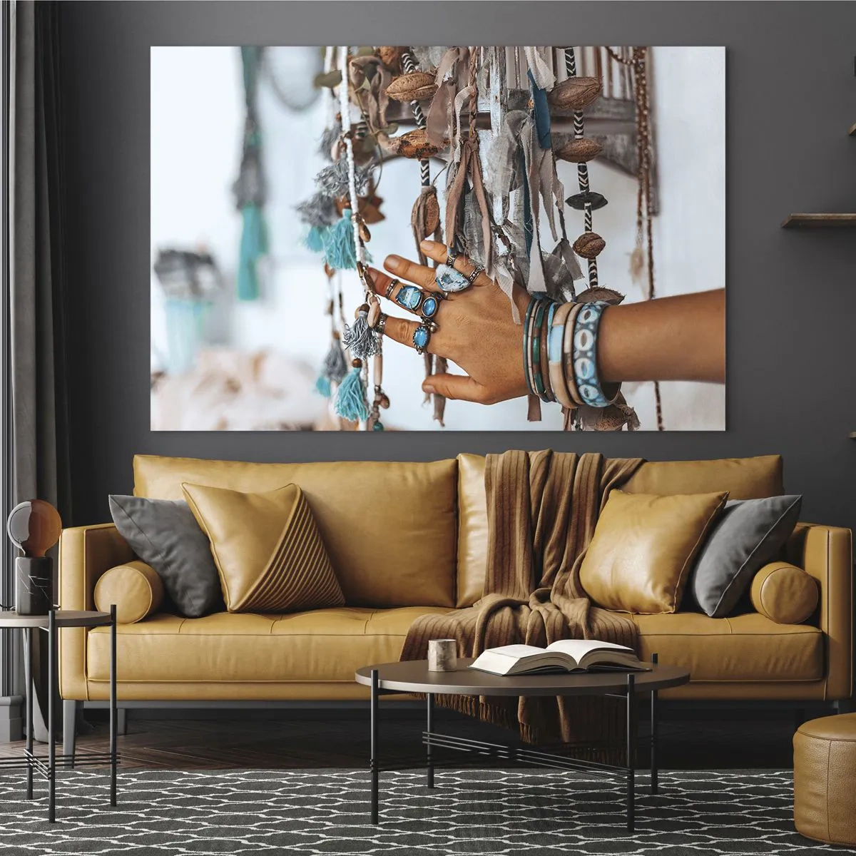 Glasbild - Bild auf glas - Hand mit Boho-Schmuck, der ethnische Dekoration berührt - 120x80cm - Lokale Schätze - Moderne Wanddekoration für Wohnzimmer und Schlafzimmer ARTTOR