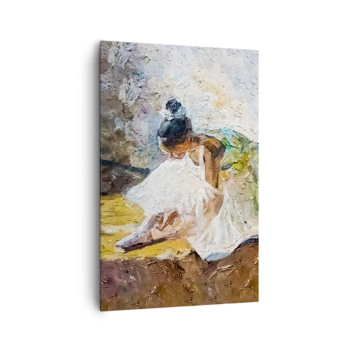 Bild auf Leinwand - Leinwandbild - Eine Ballerina in einem weißen Kleid im malerischen Stil vor einem impressionistischen Hintergrund. - 80x120cm - Aus einem Gemälde von Degas - Moderne Wanddekoration für Wohnzimmer und Schlafzimmer ARTTOR
