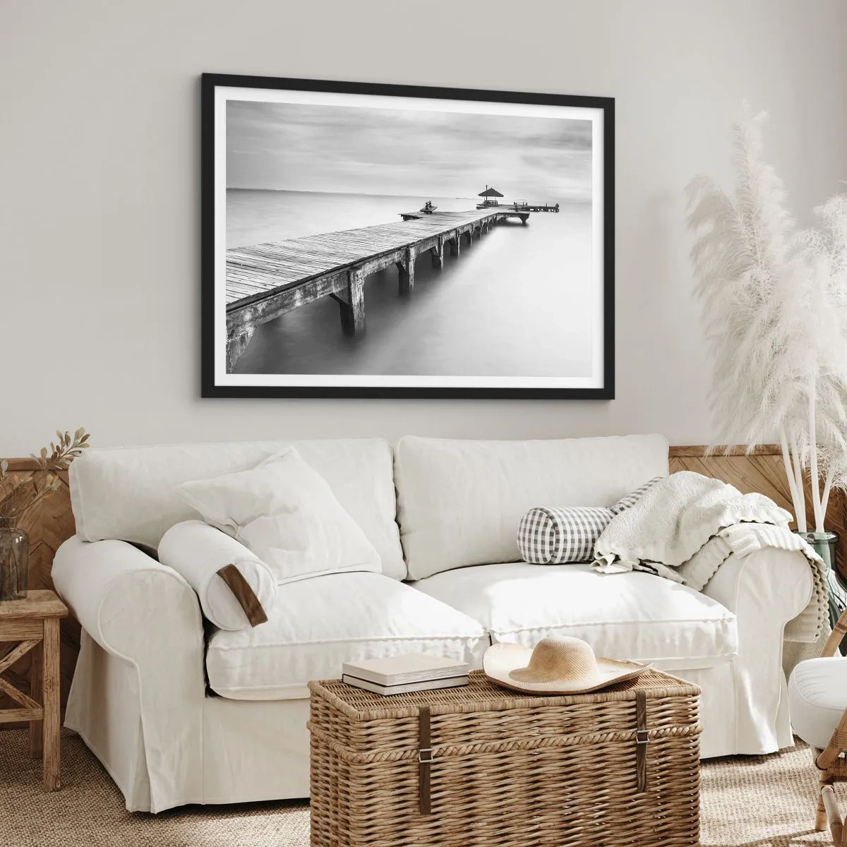 Poster in einem schwarzem Rahmen - Eine Schwarzweißansicht eines Holzstegs über ruhigem Wasser. - 70x50cm - In die Ferne - Moderne Wanddekoration für Wohnzimmer und Schlafzimmer ARTTOR