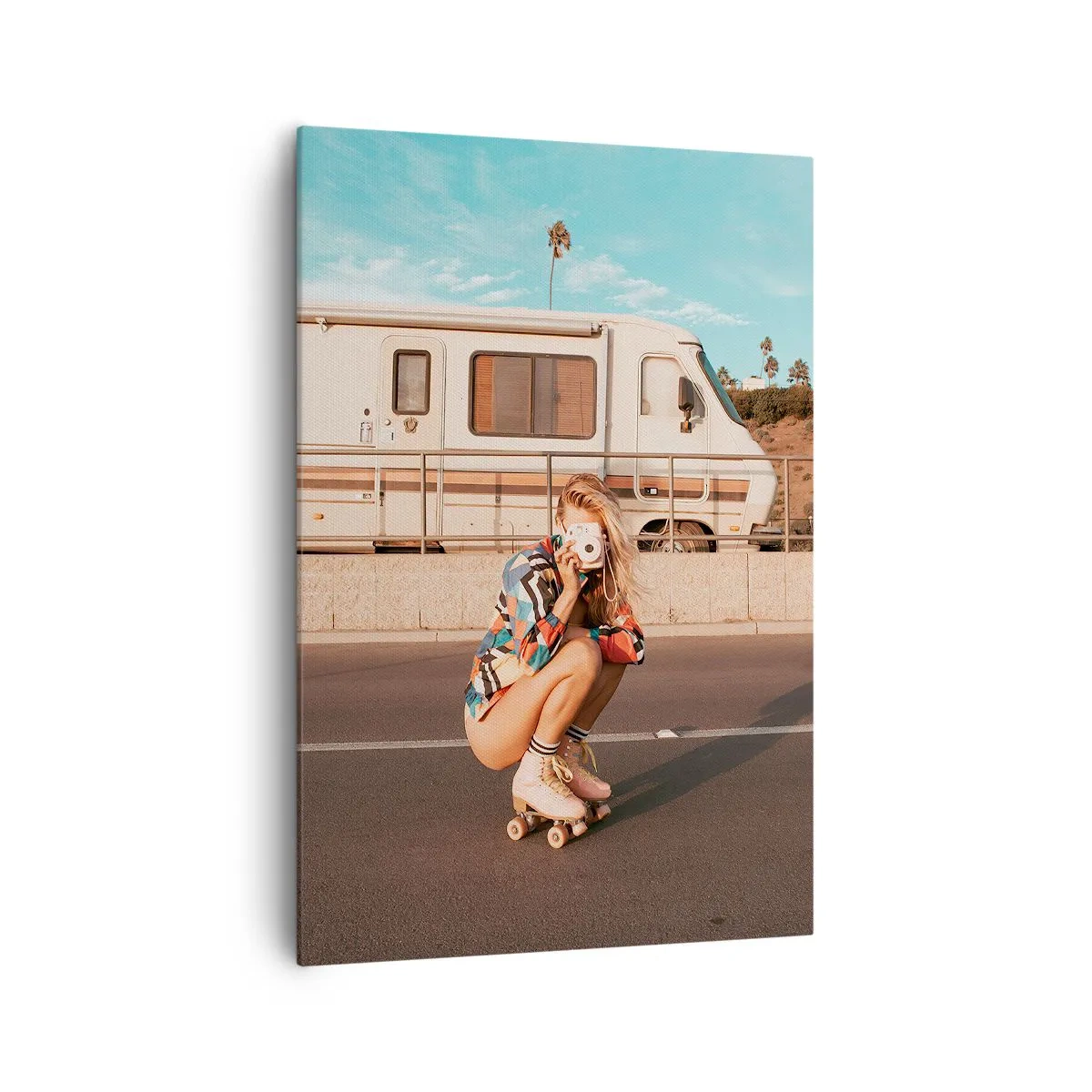 Bild auf Leinwand - Leinwandbild - Ein Mädchen auf Rollschuhen macht an einem sonnigen Tag ein Foto. - 70x100cm - Lächel bitte! - Moderne Wanddekoration für Wohnzimmer und Schlafzimmer ARTTOR
