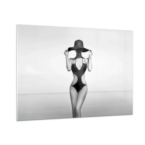 Glasbild - Bild auf glas - Eine Frau in einem schwarzen Badeanzug und Hut vor dem Meer - 100x70cm - Mein Name ist: Eleganz - Moderne Wanddekoration für Wohnzimmer und Schlafzimmer ARTTOR