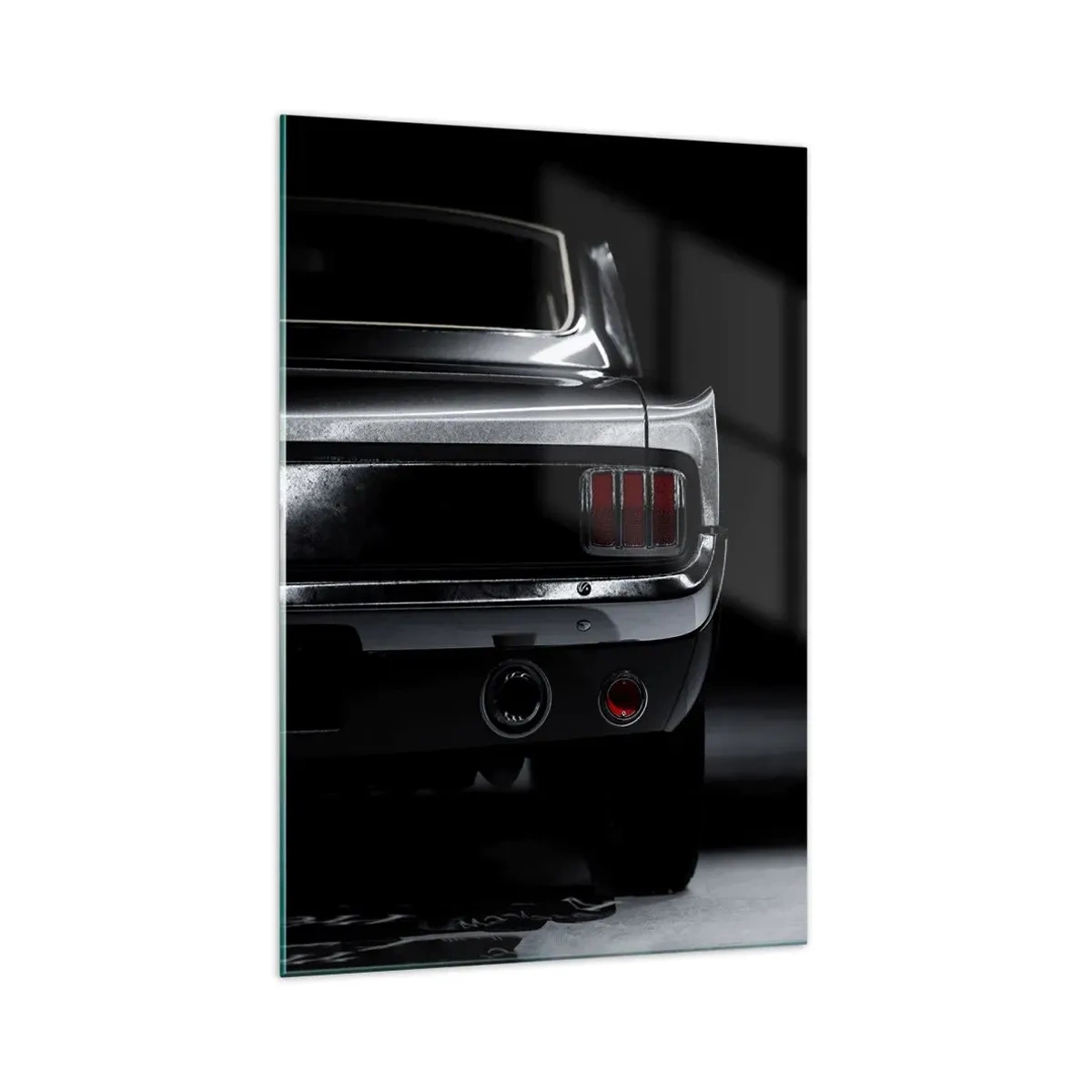 Glasbild - Bild auf glas - Ein Schwarzweißbild des Hecks eines Oldtimers vor dunklem Hintergrund. - 70x100cm - Charme des Klassikers - Moderne Wanddekoration für Wohnzimmer und Schlafzimmer ARTTOR