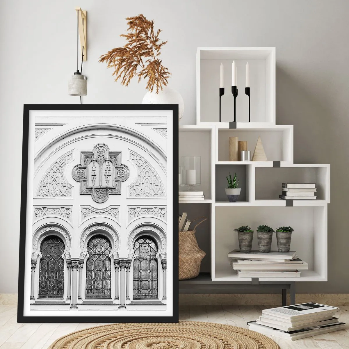 Poster in einem schwarzem Rahmen - Architektonisches Detail im neugotischen Stil, schwarz-weiß - 50x70cm - An der Grenze der Kulturen - Moderne Wanddekoration für Wohnzimmer und Schlafzimmer ARTTOR