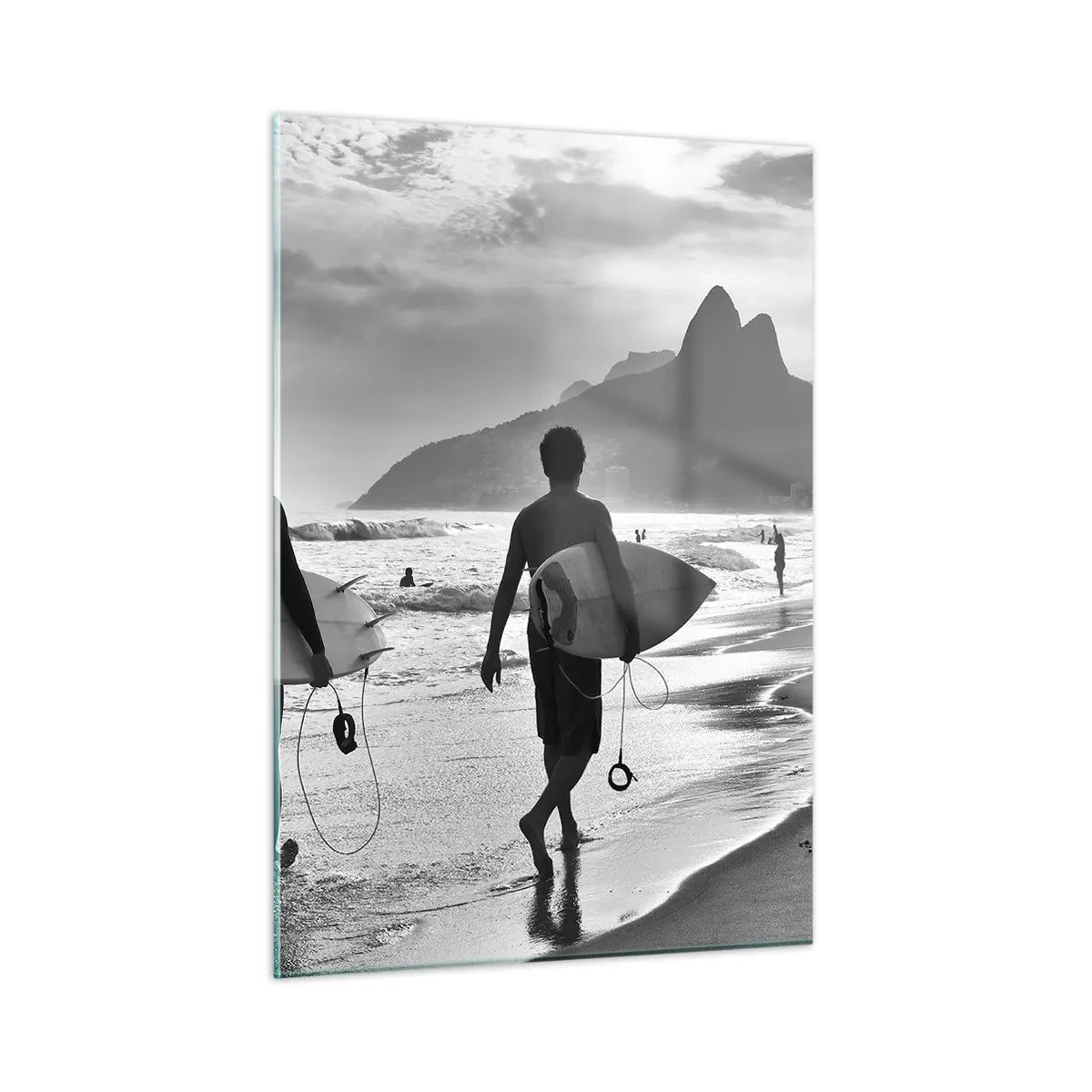 Glasbild - Bild auf glas - Surfer am Strand mit Brettern, Schwarz-Weiß-Komposition - 50x70cm - Single-Wave-Samba - Moderne Wanddekoration für Wohnzimmer und Schlafzimmer ARTTOR