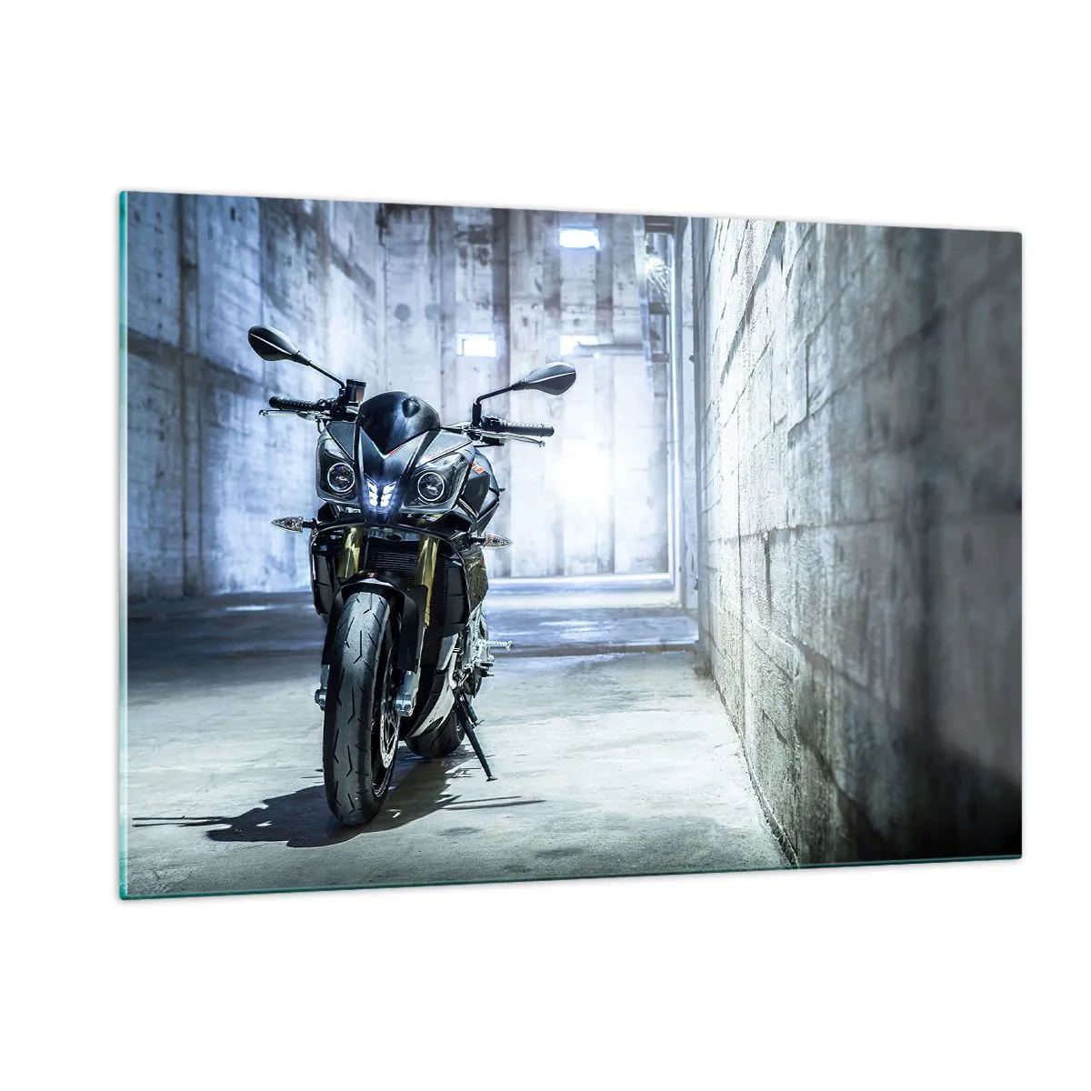 Glasbild - Bild auf glas - Ein Motorrad in einem Industriegebäude mit Betonwänden - 120x80cm - Bevor der Motor brummt - Moderne Wanddekoration für Wohnzimmer und Schlafzimmer ARTTOR