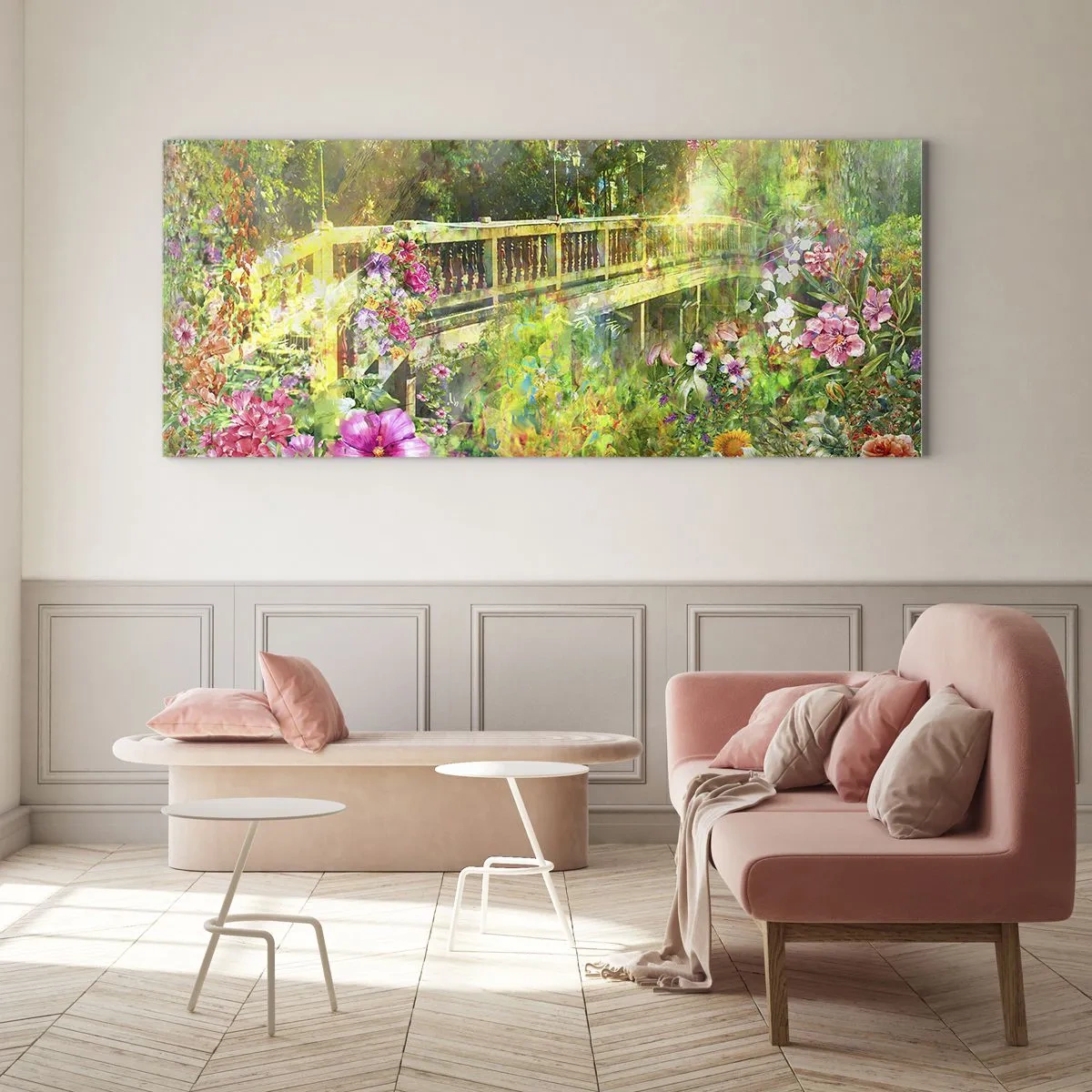 Glasbild - Bild auf glas - Eine Brücke umgeben von üppiger Vegetation und Blumen - 160x50cm - Eine Brücke aus Frühlingsseufzern - Moderne Wanddekoration für Wohnzimmer und Schlafzimmer ARTTOR