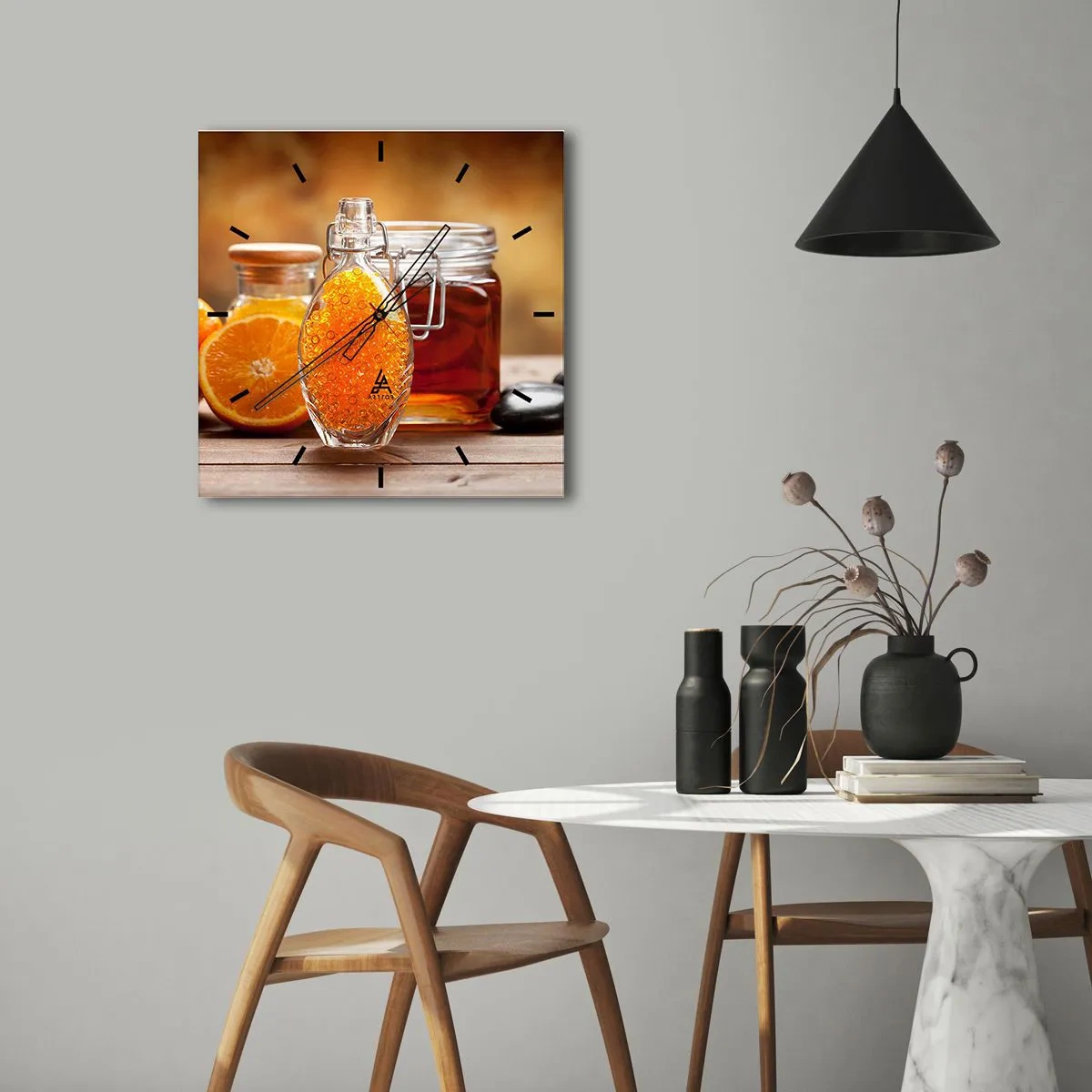 Wanduhr - Glasuhr - Eine Flasche bernsteinfarbene Flüssigkeit und frische Orangen - 30x30cm - Sonnige Aromen und Düfte - Moderne Wanddekoration für Wohnzimmer und Schlafzimmer ARTTOR