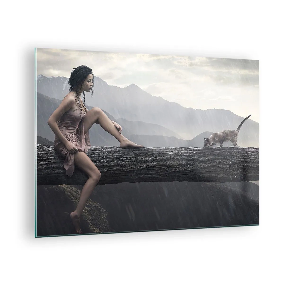 Glasbild - Bild auf glas - Eine Frau und eine Katze auf einem Holzstamm in einer regnerischen Landschaft - 70x50cm - Gipfel der Schönheit - Moderne Wanddekoration für Wohnzimmer und Schlafzimmer ARTTOR