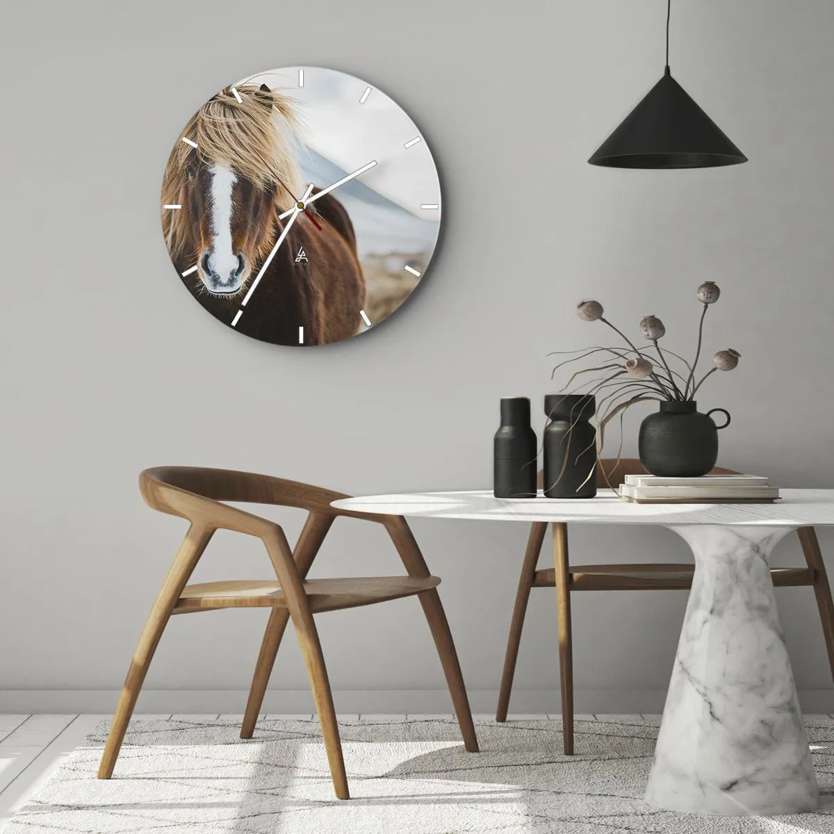 Wanduhr - Glasuhr - Ein braunes Pferd mit heller Mähne vor einer Berglandschaft - 30x30cm - Spürst du die Freiheit? - Moderne Wanddekoration für Wohnzimmer, Küche und Schlafzimmer ARTTOR