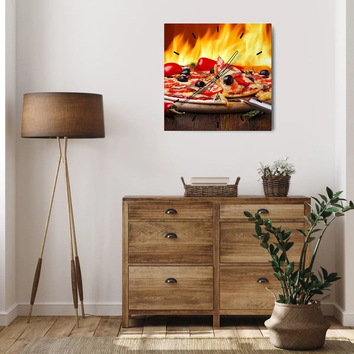 Wanduhr - Glasuhr - Pizza mit Oliven, Tomaten und Paprika vor Flammenhintergrund - 30x30cm - Aus Italien mit Liebe - Moderne Wanddekoration für Wohnzimmer und Schlafzimmer ARTTOR