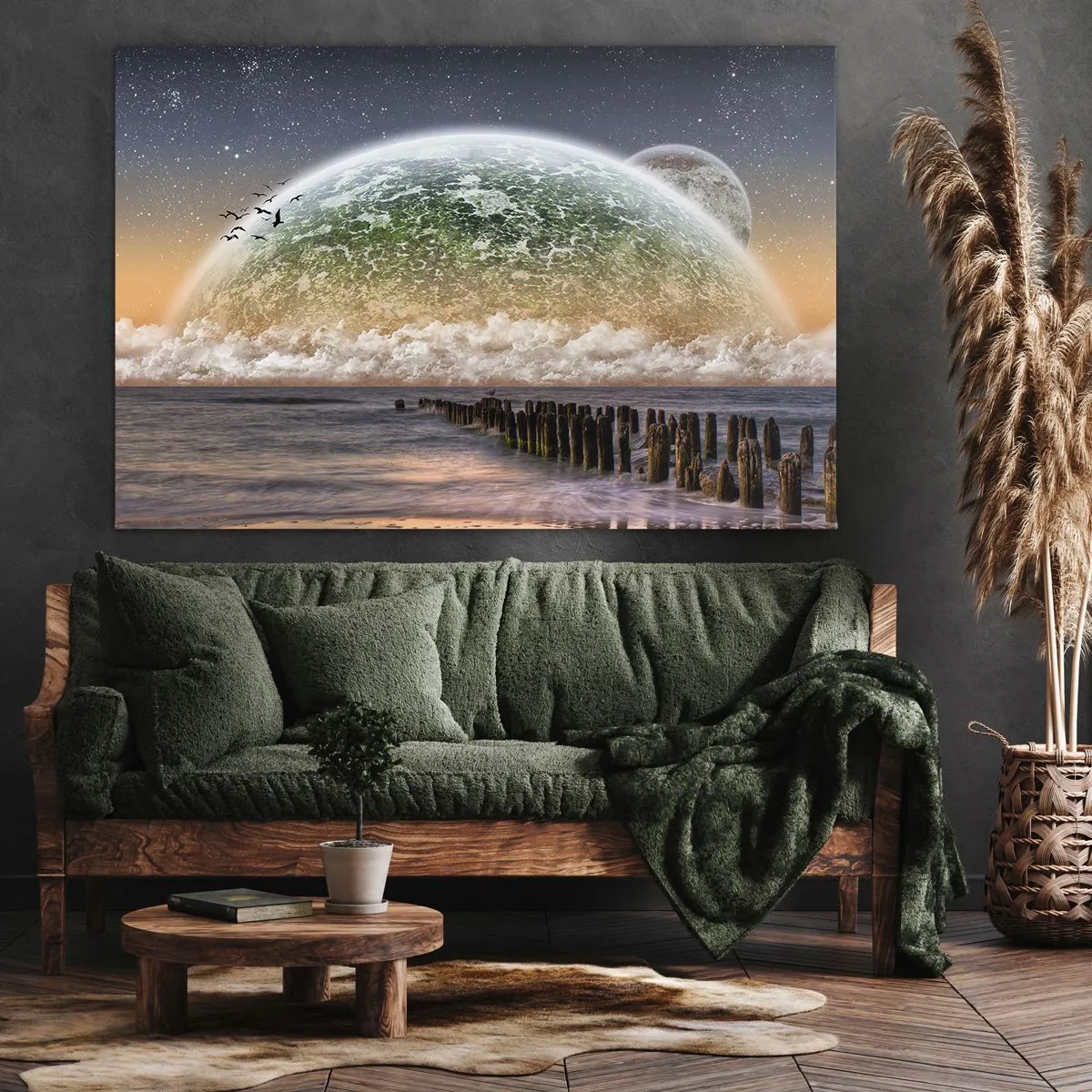 Bild auf Leinwand - Leinwandbild - Eine fantastische Landschaft mit einem großen Planeten über dem Meer und einem Holzsteg. - 100x70cm - Und die Welt tauchte aus dem Wasser auf - Moderne Wanddekoration für Wohnzimmer und Schlafzimmer ARTTOR