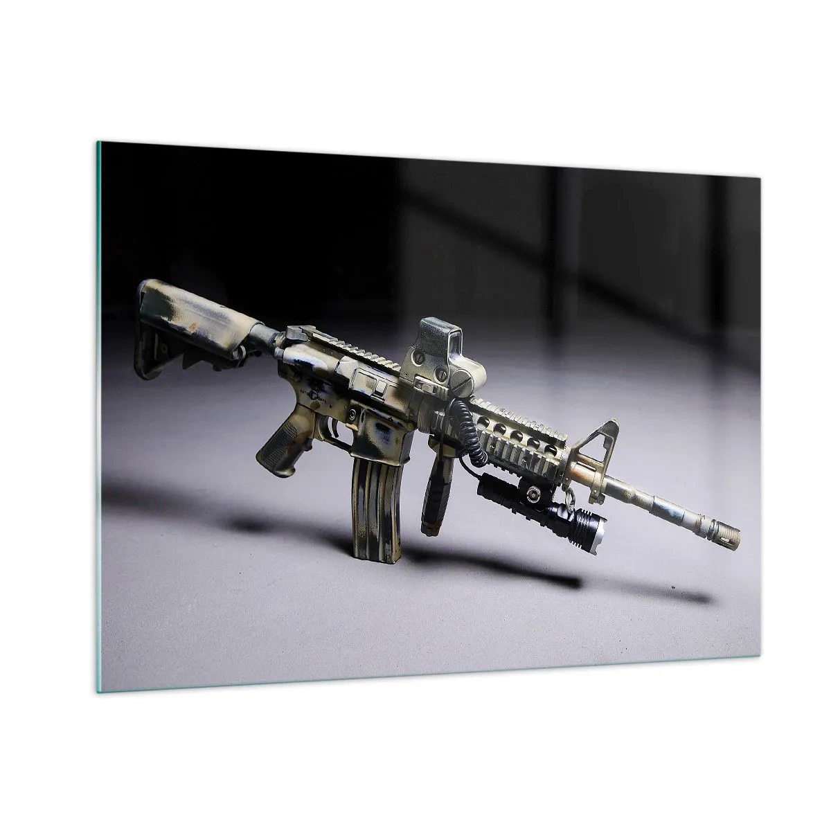 Glasbild - Bild auf glas - Ein modernes Gewehr auf dunklem Hintergrund mit industriellem Akzent - 100x70cm - Immer bedrohlich - Moderne Wanddekoration für Wohnzimmer und Schlafzimmer ARTTOR