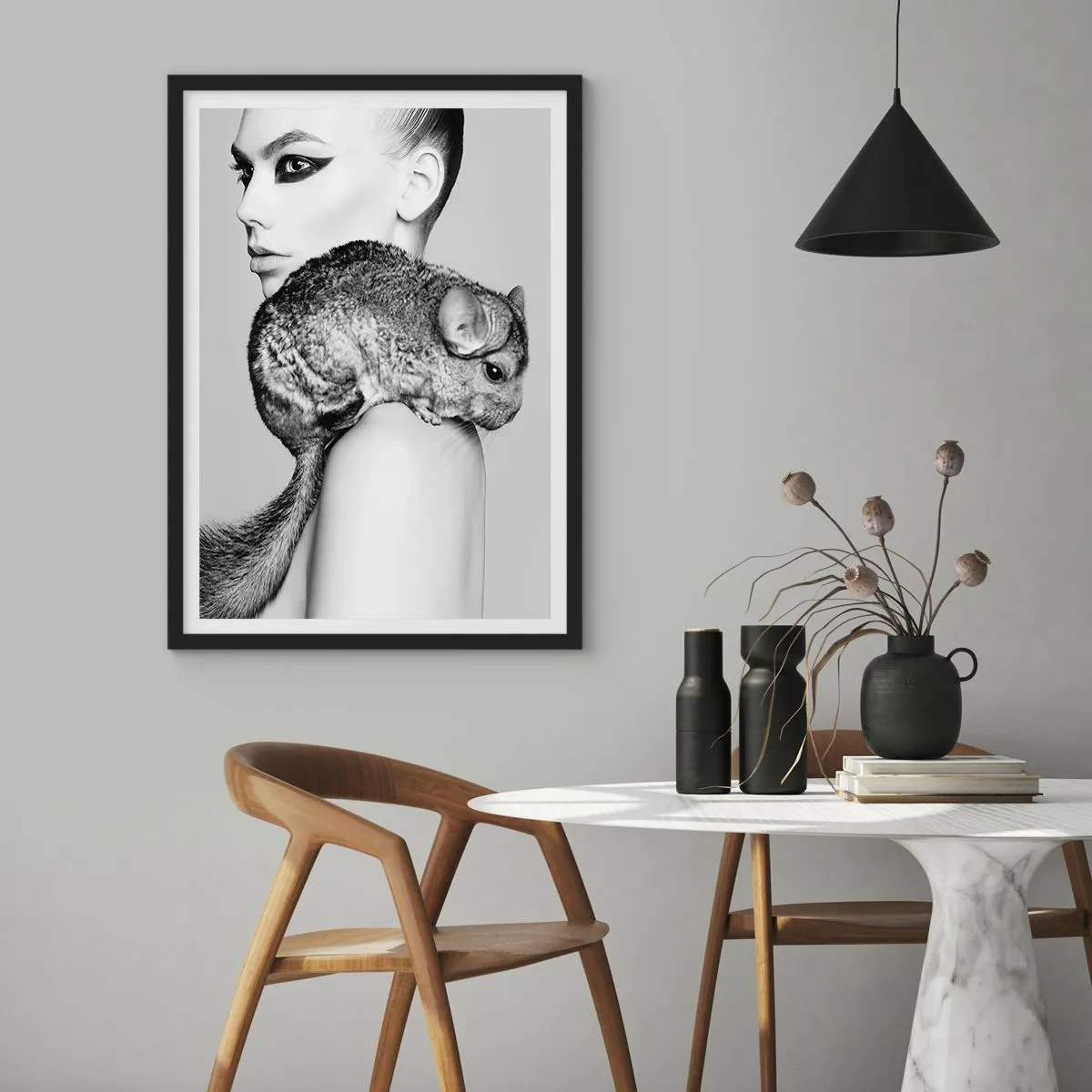 Poster in einem schwarzem Rahmen - Eine Frau mit einem Chinchilla in einer künstlerischen Schwarz-Weiß-Aufnahme - 50x70cm - Dame mit einem Chinchilla - Moderne Wanddekoration für Wohnzimmer und Schlafzimmer ARTTOR