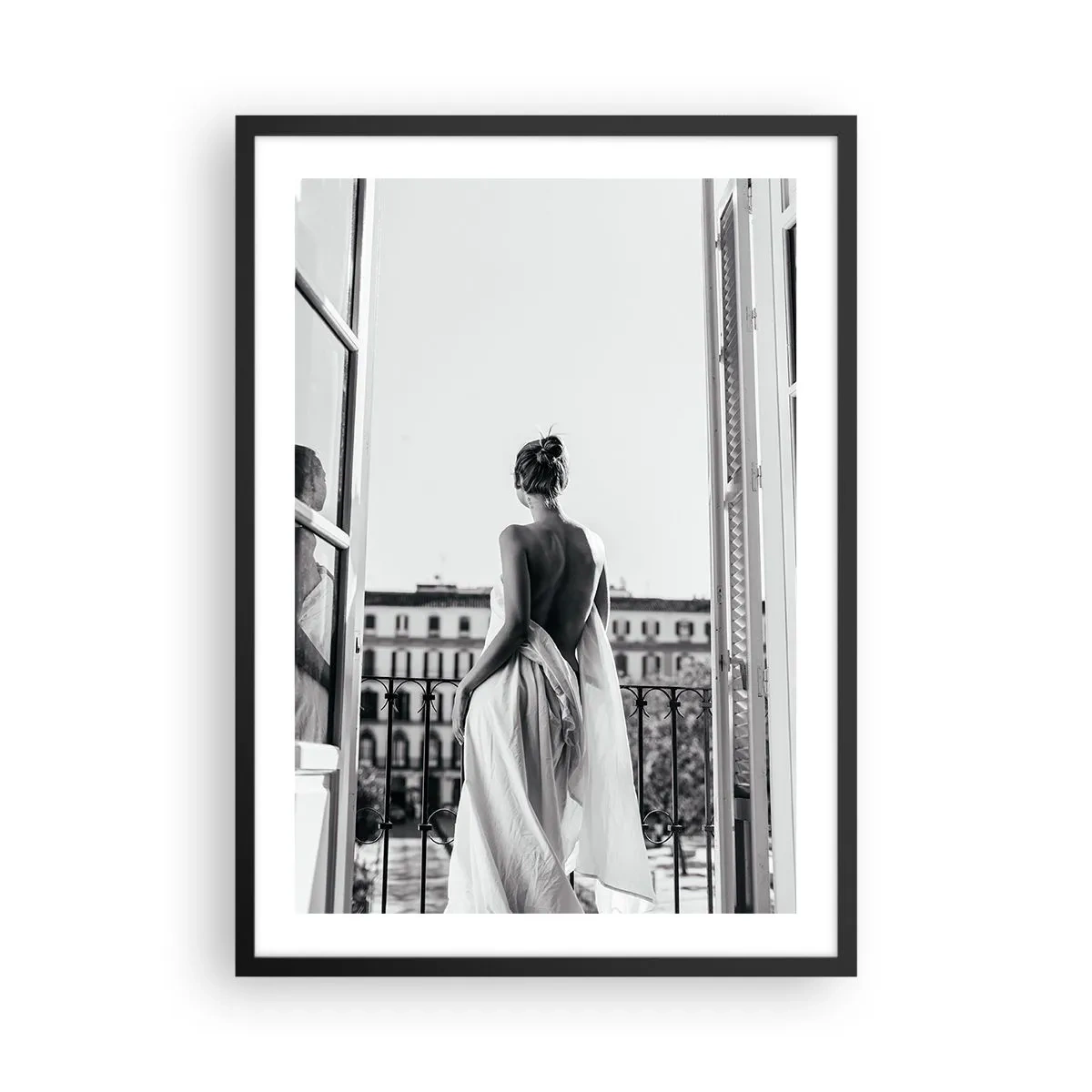Poster in einem schwarzem Rahmen - Eine Frau in weißem Stoff auf einem Balkon mit Blick auf die Stadt - 50x70cm - Erweckung der Sinne - Moderne Wanddekoration für Wohnzimmer und Schlafzimmer ARTTOR