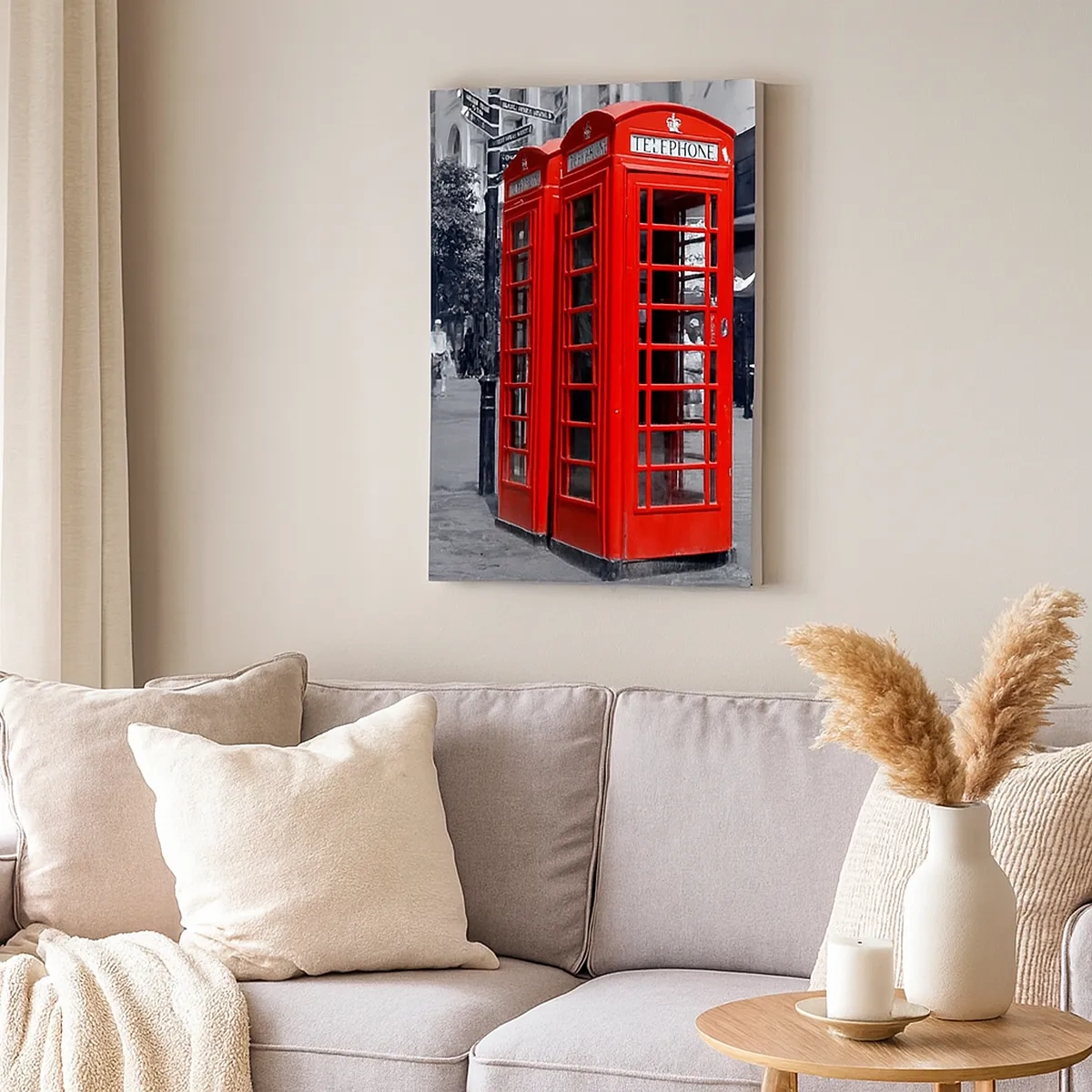 Bild auf Leinwand - Leinwandbild - Rote Telefonzellen vor einer schwarz-weißen Stadtkulisse. - 50x70cm - Rote Telefonzellen - Moderne Wanddekoration für Wohnzimmer und Schlafzimmer ARTTOR