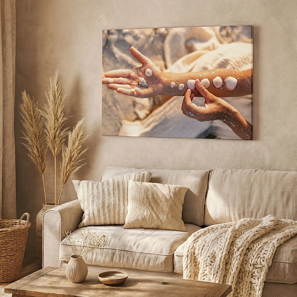 Bild auf Leinwand - Leinwandbild - Hände mit Muscheln auf dem Sandhintergrund angeordnet - 70x50cm - Schönheit an Ihren Fingerspitzen - Moderne Wanddekoration für Wohnzimmer und Schlafzimmer ARTTOR
