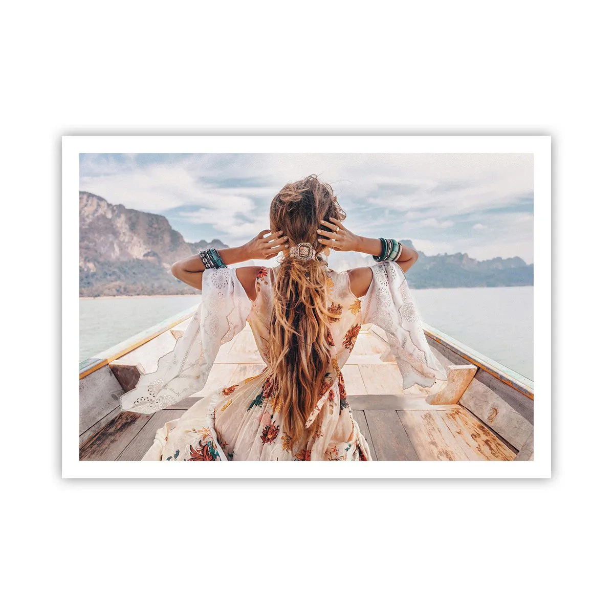 Poster - Frau auf einem Boot mit Blick auf die Berge und das Wasser, Boho-Stil - 100x70cm - Auf dem Weg zum Glück - Moderne Wanddekoration für Wohnzimmer und Schlafzimmer ARTTOR