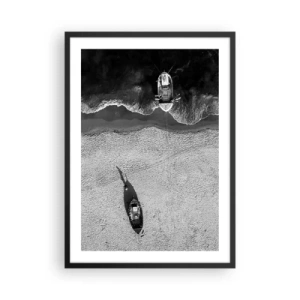 Poster in einem schwarzem Rahmen - Eine schwarz-weiße Luftaufnahme eines Bootes an einem Strand - 50x70cm - Immer noch am Ufer… - Moderne Wanddekoration für Wohnzimmer und Schlafzimmer ARTTOR