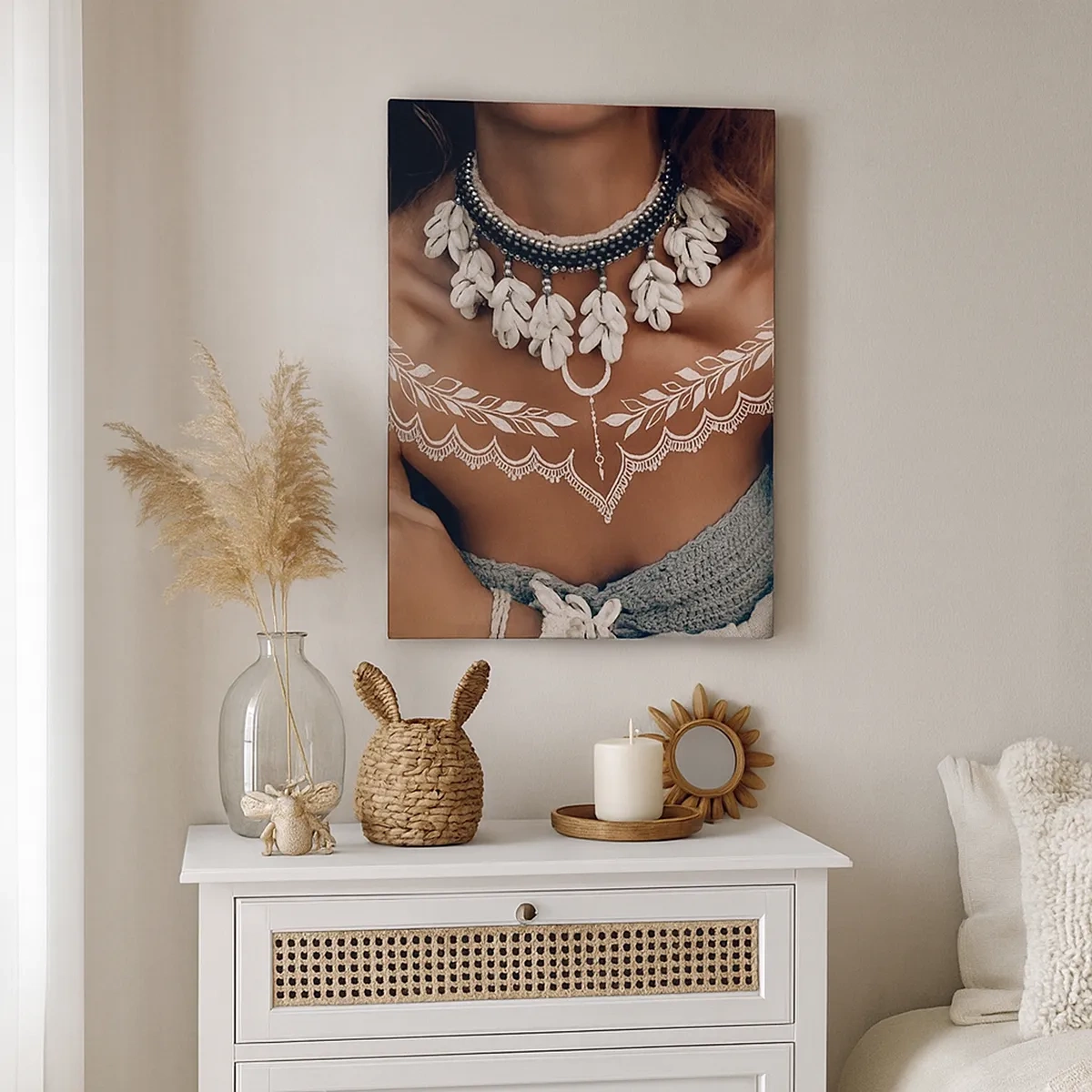 Bild auf Leinwand - Leinwandbild - Boho-Style mit Muschelschmuck und Lochmuster - 50x70cm - Talismane, Rituale der Weiblichkeit - Moderne Wanddekoration für Wohnzimmer und Schlafzimmer ARTTOR