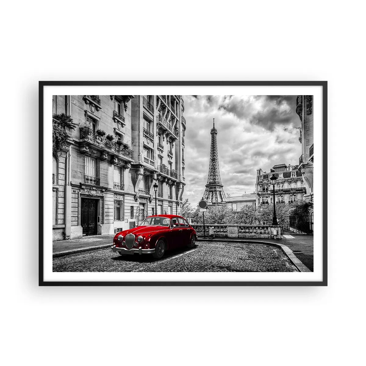 Poster in einem schwarzem Rahmen - Ein rotes Auto mit dem Eiffelturm im Hintergrund in einer schwarz-weißen Umgebung - 100x70cm - Raubtier in der Stadt - Moderne Wanddekoration für Wohnzimmer und Schlafzimmer ARTTOR