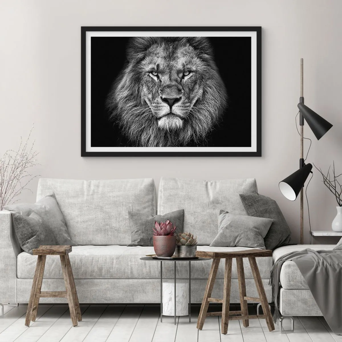 Poster in einem schwarzem Rahmen - Porträt eines majestätischen Löwen in Schwarz und Weiß - 100x70cm - Im Krönungsgewand - Moderne Wanddekoration für Wohnzimmer und Schlafzimmer ARTTOR