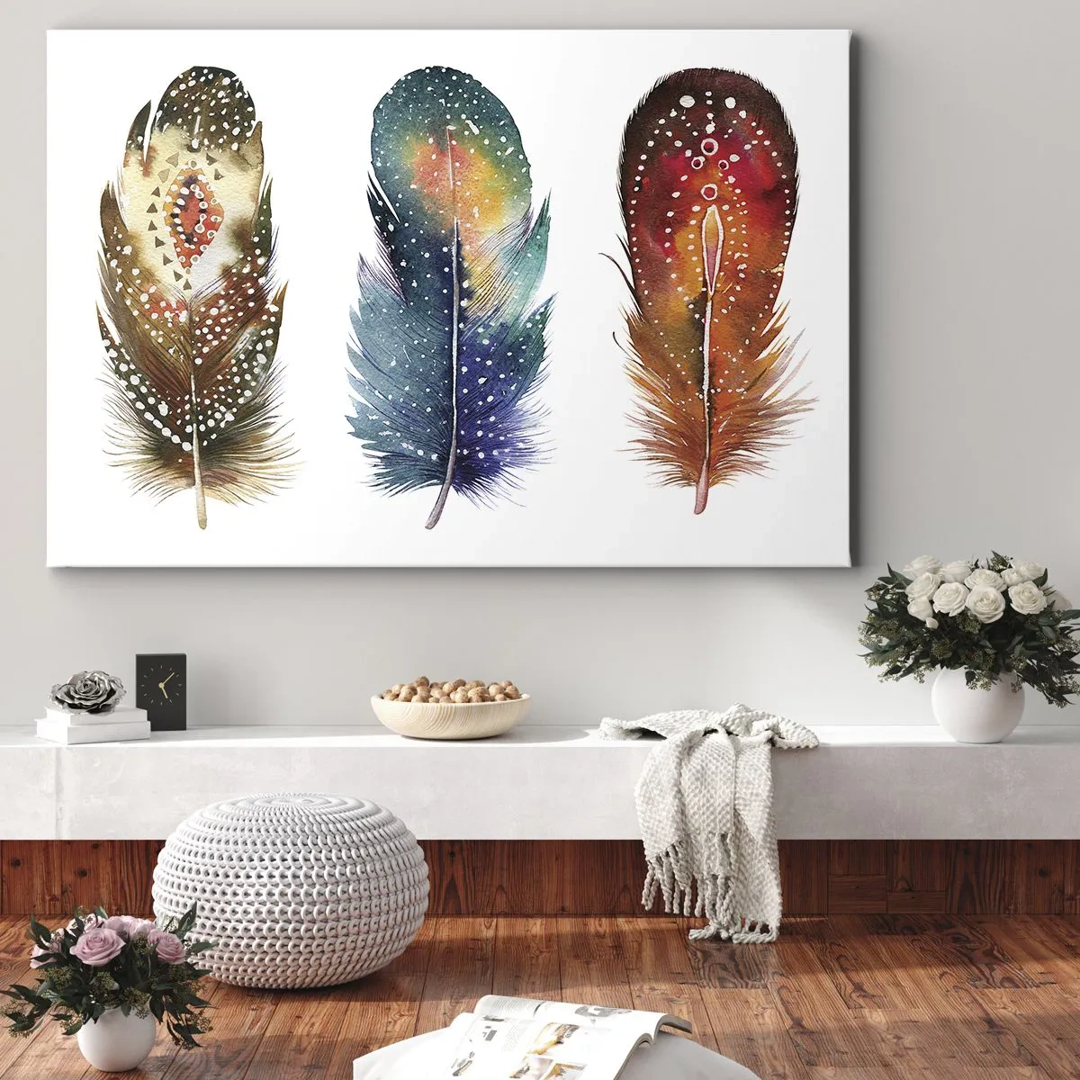 Bild auf Leinwand - Leinwandbild - Drei bunte Federn mit kunstvollen Mustern auf hellem Hintergrund - 70x50cm - Rituale, Zeremonien, Geheimnisse - Moderne Wanddekoration für Wohnzimmer und Schlafzimmer ARTTOR